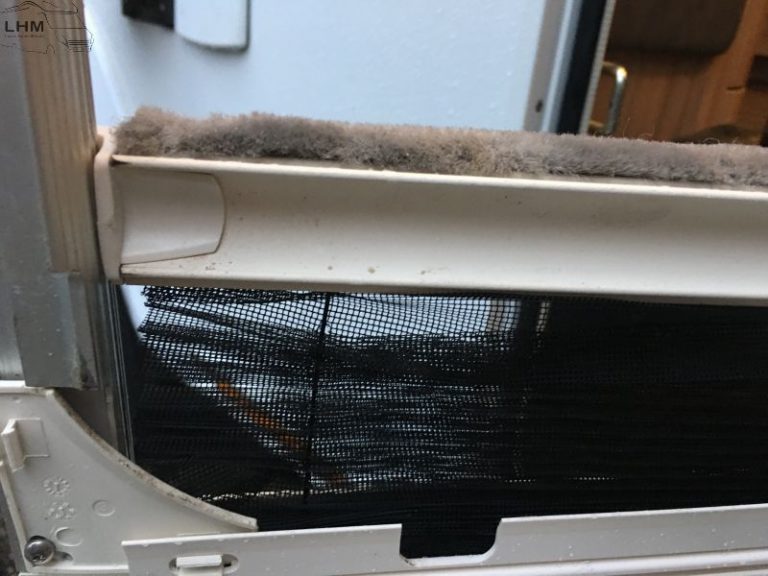 Die Reparatur des Insektenschutzes an der Wohnmobiltür